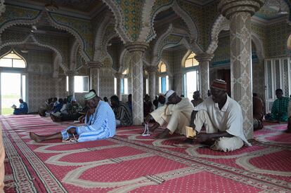 Familiares y amigos rezan en una mezquita de Fas Boye, en recuerdo de las personas que han muerto en el naufragio, este jueves en Senegal.