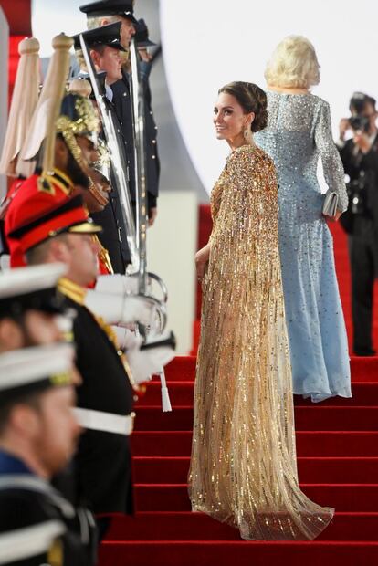 Kate Middleton, duquesa de Cambridge, vestida de Jenny Packham, en las escalinatas del Royal Albert Hall, en el estreno de 'Sin tiempo para morir', la última cinta de James Bond protagonizada por Daniel Craig.