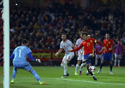 David Silva falla una oprtunidad de gol ante la mirada de la defensa de Macedonia.