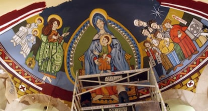 El artista gráfico Rudi trabajando en el ábside de Santa Eulàlia de Provençana (L'Hospitalet de Llobregat).