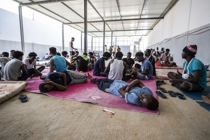 Imagen del interior de un centro de detención en Trípoli (Libia). Los migrantes que son detenidos en alta mar o intentando acceder a una embarcación para cruzar el Mediterráneo son conducidos a estos centros que en ocasiones, como el de detención de Inmigrantes en Tayura en la imagen, forman parte de centros penitenciaros donde encarcelan a presos comunes y prisioneros de guerra. Días después de la toma de esta fotografía, en 2019, el centro fue bombardeado y más de 40 de estos migrantes murieron.