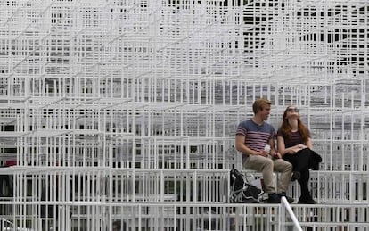 Pabell&oacute;n de la Serpentine Gallery, proyectado por Sou Fujimoto, en los Jardines de Kensington, en Londres.