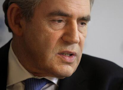 El primer ministro británico, Gordon Brown, ayer durante una visita a un centro de salud en Londres.