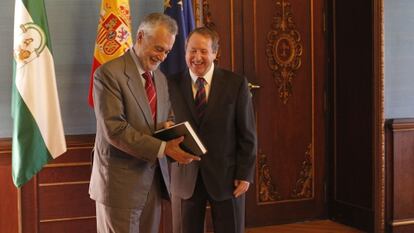 José Antonio Griñán con el presidente del Consultivo, Juan Cano.