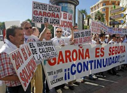 Trabajadores de la central de Garoña se manifiestan ante el Congreso de los Diputados contra el cierre de la nuclear.