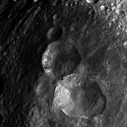 En la superficie del asteroide Vesta se aprecian tres grandes cráteres -apodados <i>El muñeco de nieve</i>