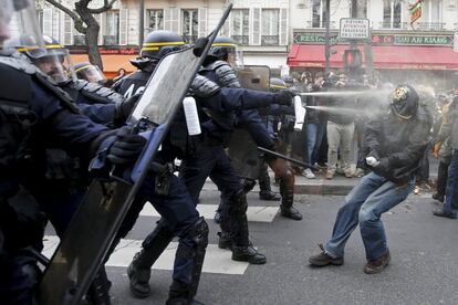 La Policía francesa ha recurrido a gases lacrimógenos para dispersar una concentración de unos 200 activistas medioambientales en la plaza de la República de París.