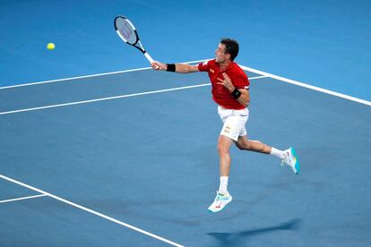 Roberto Bautista devuelve la pelota al serbio Dusan Lajovic, en el primer partido de la final.