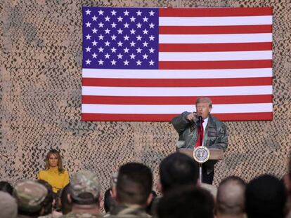 Donald Trump, acompañado de su esposa, Melania, se dirige a las  tropas estadounidenses de la base de Al Asad (Irak), el pasado 26 de diciembre.
