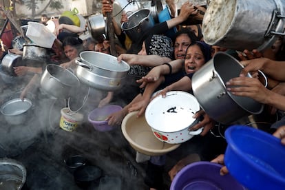Decenas de personas se agolpan para conseguir comida, este lunes en el centro de Ciudad de Gaza.