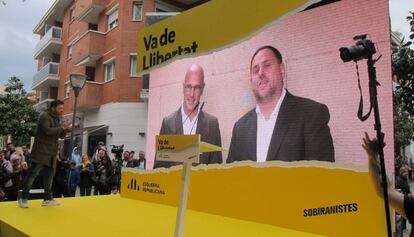 Oriol Junqueras y Raül Romeva intervienen en un mitin de ERC en Cambrils desde la cárcel de Soto del Real.
 
 
 