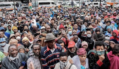 Una muchedumbre de comerciantes del sector informal esperan a las puertas de una oficina municipal de la ciudad sudafricana de Johanesburgo para tratar de conseguir un permiso para poder trabajar durante el periodo de cuarentena establecido para prevenir la expansión del nuevo coronavirus.   