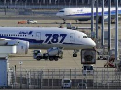 Dos aviones ANA Boeing 787 de Dreamlines permanecen estacionados en la pista del aeropuerto de Haneda en Tokio (Japón). EFE/Archivo