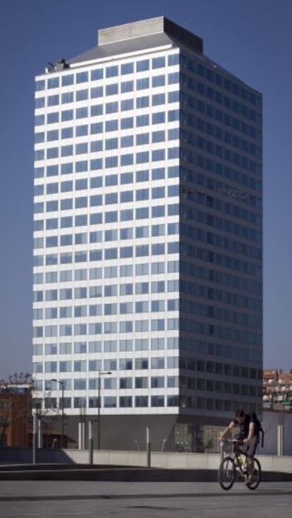La torre de la Porta Firal s’alça al damunt d’un tronc de piràmide.