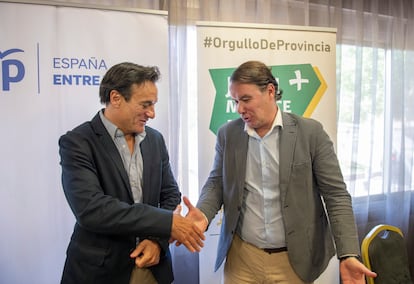 José Agustín González (PP) y Manuel Carlos Vallejo (Jaén Merece Más) estrechan las manos tras el acuerdo que alcanzaron para gobernar el Ayuntamiento de Jaén en junio de 2023.