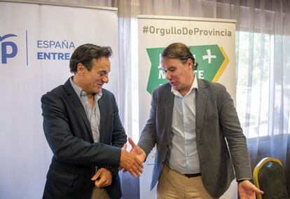 José Agustín González (PP) y Manuel Carlos Vallejo (Jaén Merece Más) estrechan las manos tras el acuerdo que alcanzaron para gobernar el Ayuntamiento de Jaén en junio de 2023.