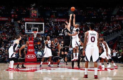 Brook Lopez y Al Horford saltan a por el bal&oacute;n al comienzo del partido entre Brooklyn y Atlanta