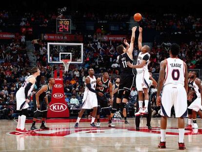 Brook Lopez y Al Horford saltan a por el balón al comienzo del partido entre Brooklyn y Atlanta