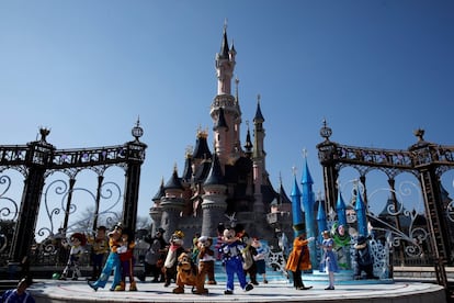 Disneyland París ha celebrado este sábado el 25º aniversario del parque temático. En la imagen, los personajes Disney bailan ante el castillo de la Bella Durmiente.