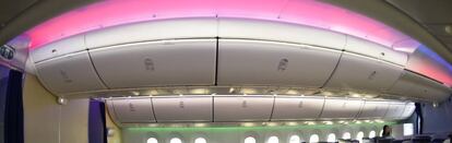 Iluminación ambiental en la cabina de clase ejecutiva de un Boeing 787 Dreamliner de la aerolínea japonesa Air Nippon Airways.