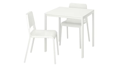 Este lote de mesa y sillas es muy vistoso. En el caso de la mesa, esta presenta una estructura de metal resistente.