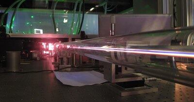 Láser construido en el Instituto de Ciencias Fotónicas (ICFO), en Barcelona, que produce pulsos de attosegundos.
