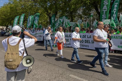 Una concentración de sanitarios el pasado mes de mayo frente a la sede del Gobierno andaluz, en el palacio de San Telmo de Sevilla.