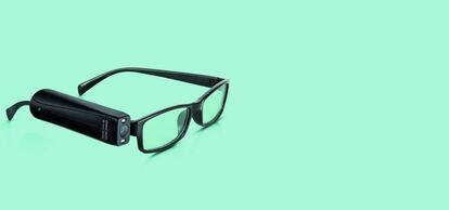 Estas son las gafas Orcam My Eye 2.0. Se coloca con unos imanes sobre la patilla de cualquier gafa. Es visible por los dem&aacute;s, pero no aparatoso.