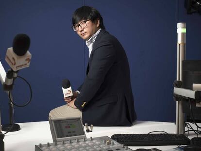 Dawei Ding at the China FM studio in Madrid.