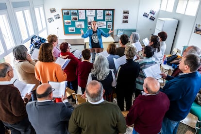 Siete hombres y 14 mujeres componen el Coro de Fuentearmegil, en Soria.