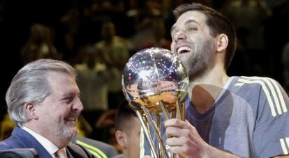 Felipe Reyes con el trofeo de la Copa del Rey de baloncesto.