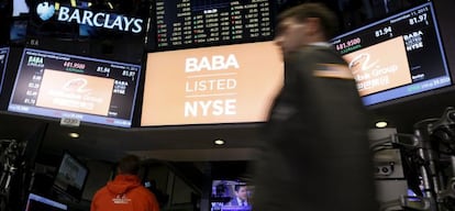 Logo de Alibaba en el NYSE de Wall Street.