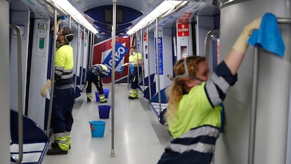 Varios empleados desinfectan un vagón del Metro de Madrid.