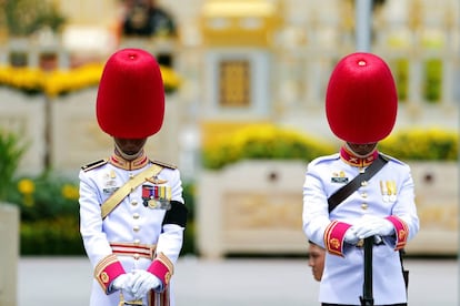 Dos guardias reales participan en la ceremonia de cremación en el crematorio real en Sanam Luang en Bangkok, Tailandia.