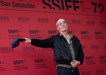 El director Jacques Audiard posa, el 20 de septiembre, en la alfombra roja del Festival de Cine de San Sebastián, donde presenta 'Emilia Pérez' en la sección Perlak del certamen. 