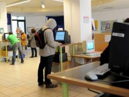 Varias personas buscan trabajo en una oficina de empleo en Burdeos (Francia). EFE/Archivo