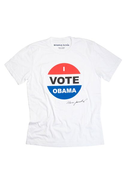 Marc Jacobs: Supuestamente el aclamado Marc Jacobs ha desobedecido las directrices de Louis Vuitton al implicarse en la campaña presidencial. Para su campaña ha diseñado una camiseta blanca con un icónico mensaje: “Yo voto a Obama”. Una frase que suscribe con su firma. Cuesta 45 dólares.
	
	 