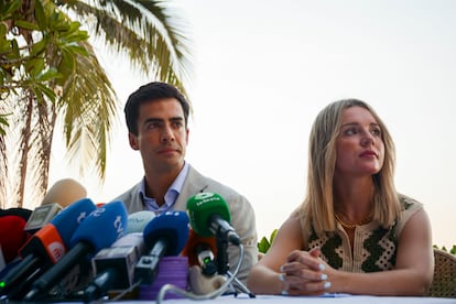 Juan Gonzalo Ospina y Beatriz Uriarte, letrados de Ospina Abogados, durante una conferencia de prensa ofrecida el lunes en Tailandia, en la víspera del comienzo del juicio. 