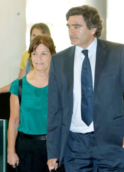 Rosa Garicano, el directora general de la Fundación Palau de la Música, con su abogado a la llegada al juzgado.