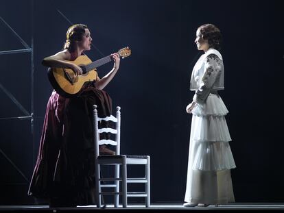 La cantaora María Marín (izquierda) y Carmen Mateo, en el papel de Carmela, en el montaje de 'La vida breve', de Falla, estrenado en el Teatro Real el jueves.