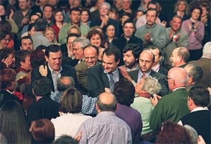 Zapatero saluda a simpatizantes socialistas ayer durante la convención municipal celebrada en Valencia.