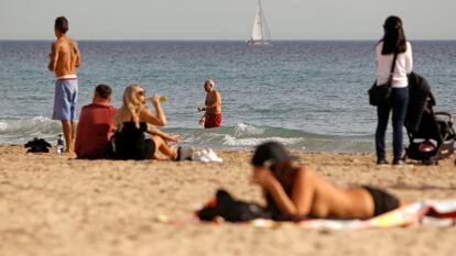 Vista de la playa de El Postiguet de Alicante el pasado 16 de enero, día en el que los termómetros pasaron de los 20 grados.