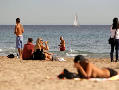 Vista de la playa de El Postiguet de Alicante el pasado 16 de enero, día en el que los termómetros pasaron de los 20 grados.