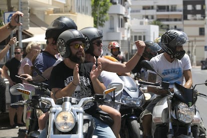 Varios de los moteros que han acudido al funeral en Ibiza para despedir al trece veces campeón de motociclismo Ángel Nieto.