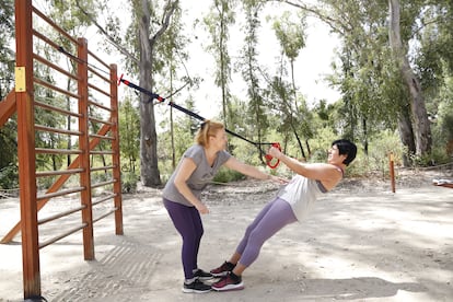 Marga Orozco y Raquel Muñoz, de 50 y 53 años, hacen ejercicio en el Parque de la Quinta de los Molinos de Madrid el 21 de junio.