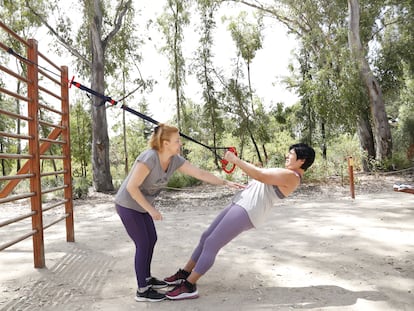 Marga Orozco y Raquel Muñoz, de 50 y 53 años, hacen ejercicio en el Parque de la Quinta de los Molinos de Madrid el 21 de junio.
