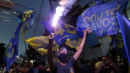 Supporters of Bruno Covas, mayor of Sao Paulo, celebrate his re-election during the municipal election in Sao Paulo, Brazil, November 29, 2020. REUTERS/Amanda Perobelli