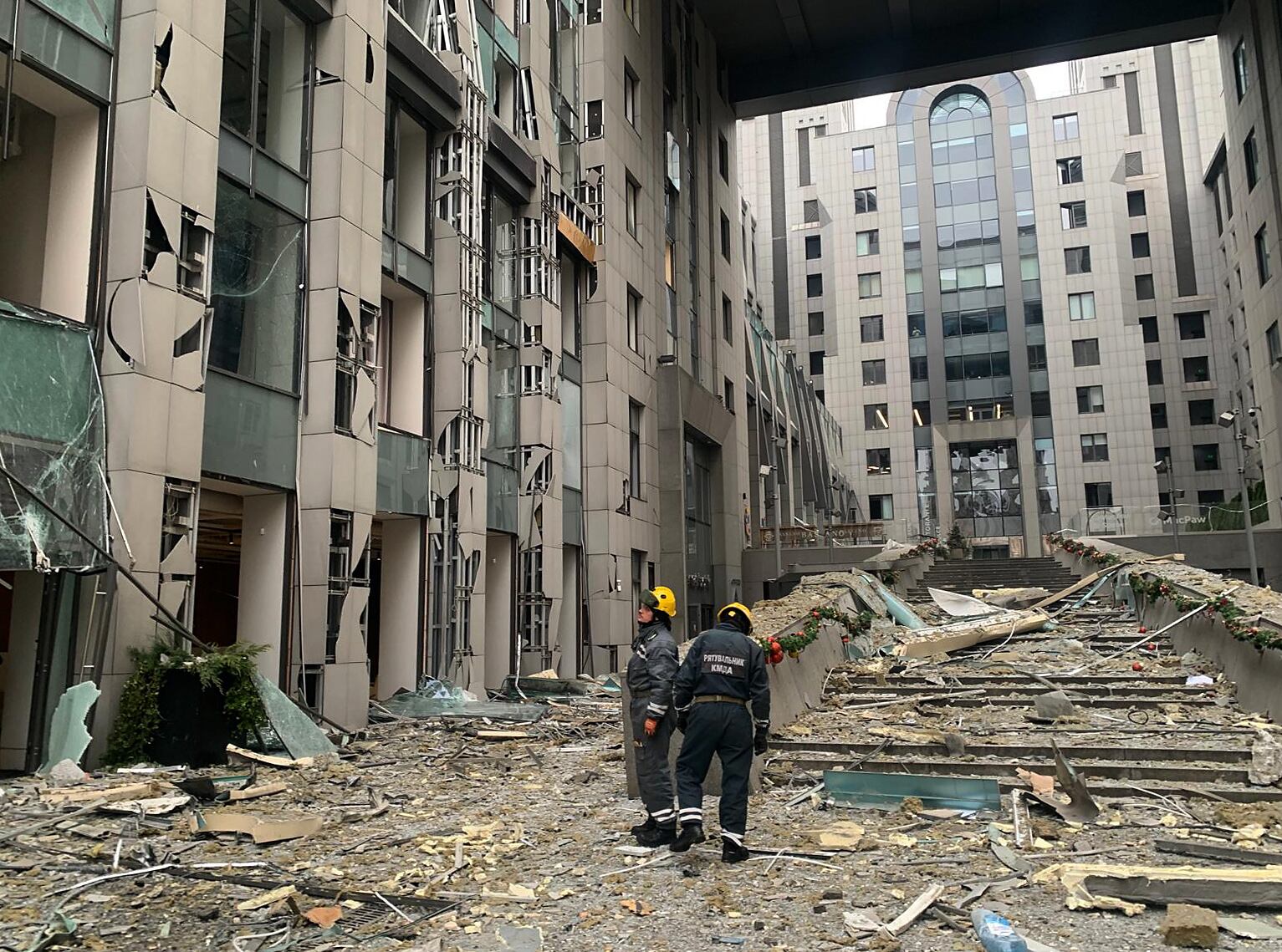 Personal de emergencias trabajan en varios edificios dañados tras la explosión en Kiev, este viernes.