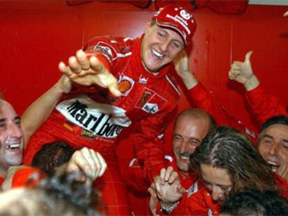El piloto alemán celebra el título con su equipo, hoy en Suzuka.