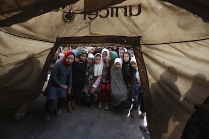 Niñas afganas posan para el fotógrafo en una tienda de campaña en Herat (Afganistán).